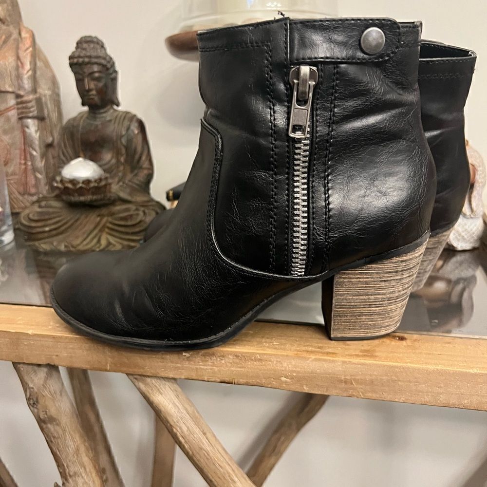 Women’s crown vintage Black moto silver snapBoots. Size 9.5 M.
